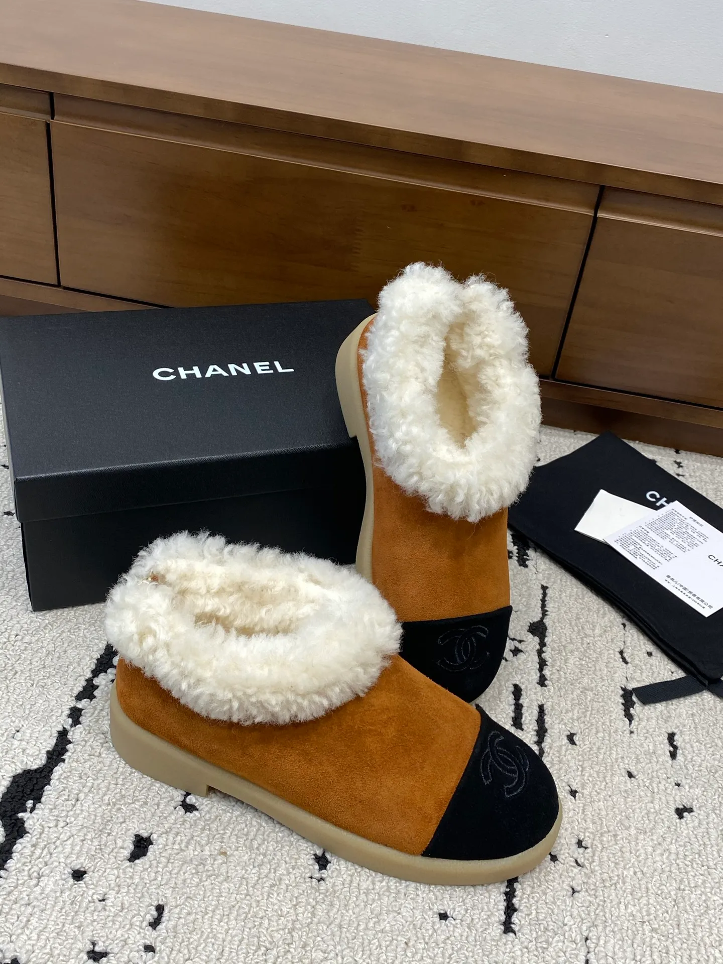 👟👟Ex-factory price 640👟👟 🍀Chanel 2025 autumn and winter style wool shoes Chanel new autumn and winter genuine wool slippers and boots Xiaoxiang 2025 autumn and winter one of the most beautiful snow boots Classic, beautiful and warm snow boots ❤️super warm! It's enough to have it this winter, it's really beautiful and fairy~ Materials and craftsmanship: The upper is made of custom sheepskin/wool/sheepskin, and the inner pads are all made of wool. It feels very soft and comfortable! The sole is the original TPU outsole Size: 35-39 (40.41 customized, non-refundable)